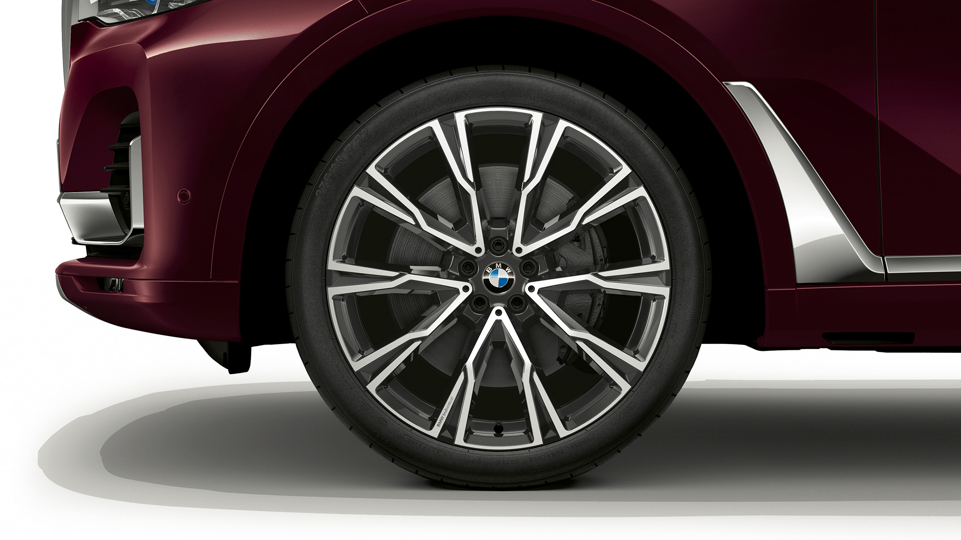 BWM X7, obręcze kół ze stopów lekkich pakietu M Sport Zblizenie na obręcze kół ze stopów lekkich BMW X7 z cehcami pakietu M Sport