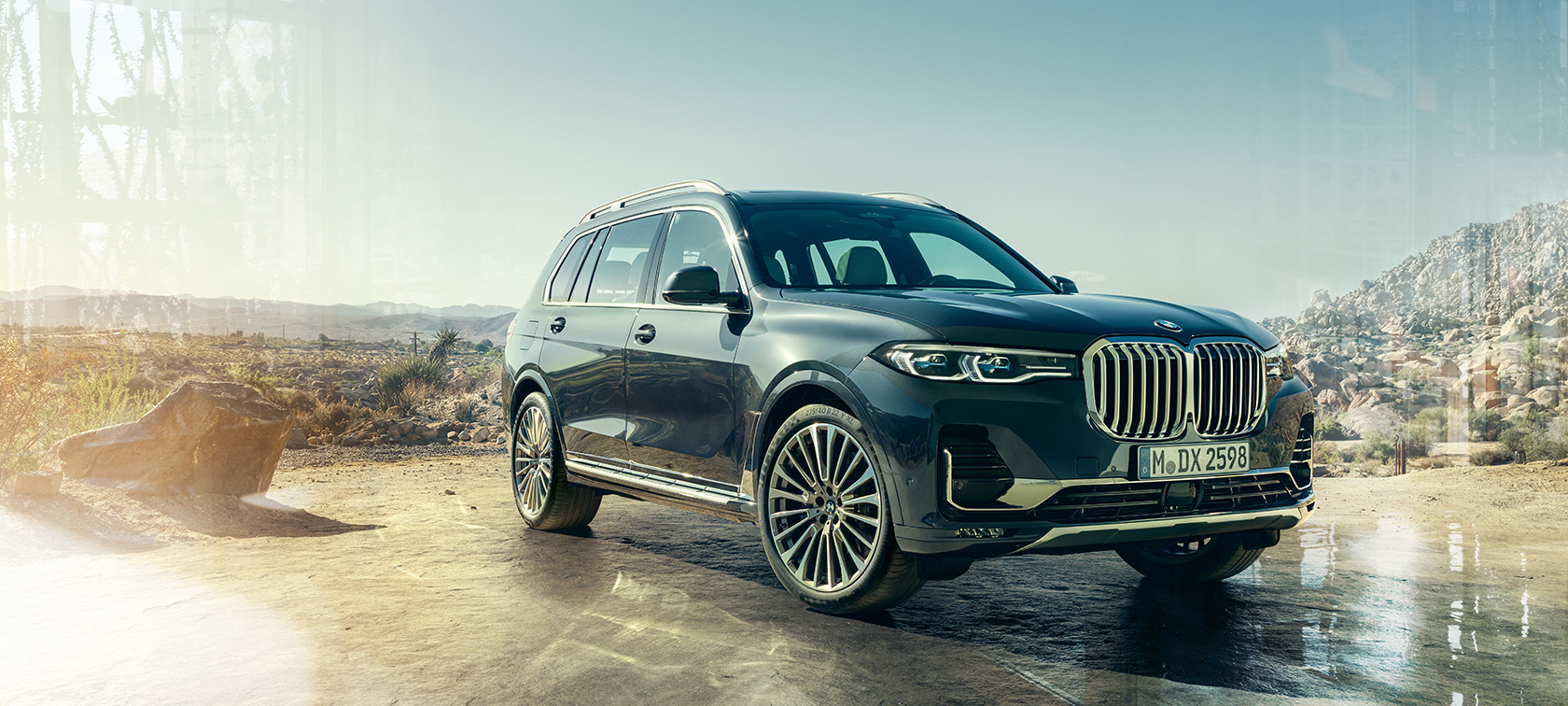 BMW X7 M50i oraz M50d, widok z przodu BMW X7 M M50i oraz M50d w kolorze bieli mineralnej, G07, podczas postoju, widok z przodu