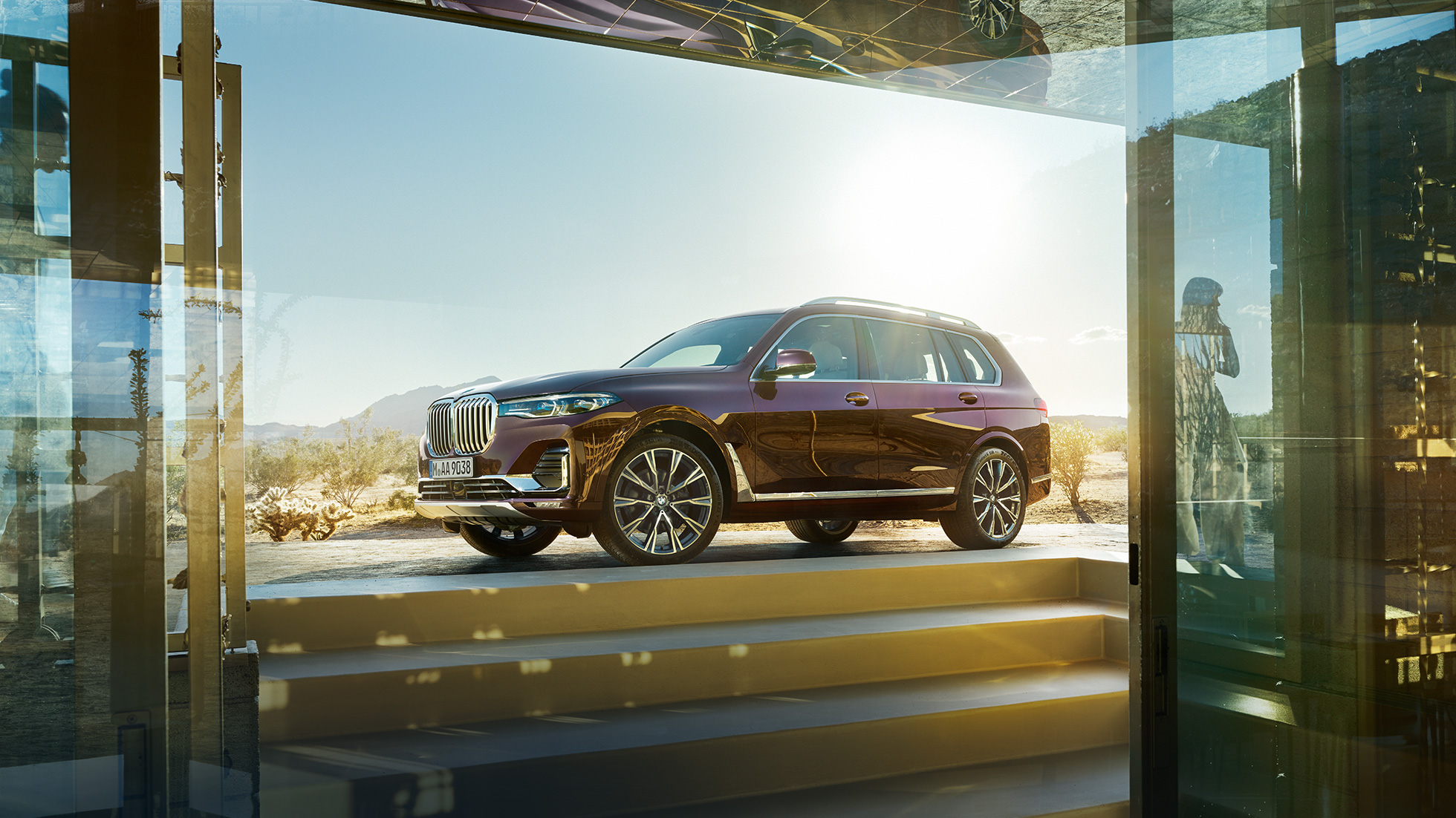 BMW Individual X7 xDrive40i, perspektywa boczna Stojące BMW X7 w kolorze metalizowanego ametrynu z perspektywy bocznej