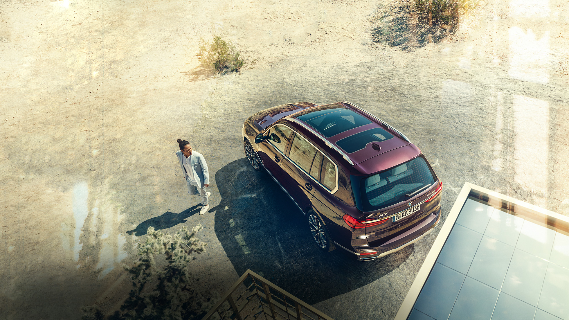 BMW Individual X7 40i xDrive, widok z półprofilu Jadące BMW X7 w kolorze metalizowanego ametrynu, widok z półprofilu