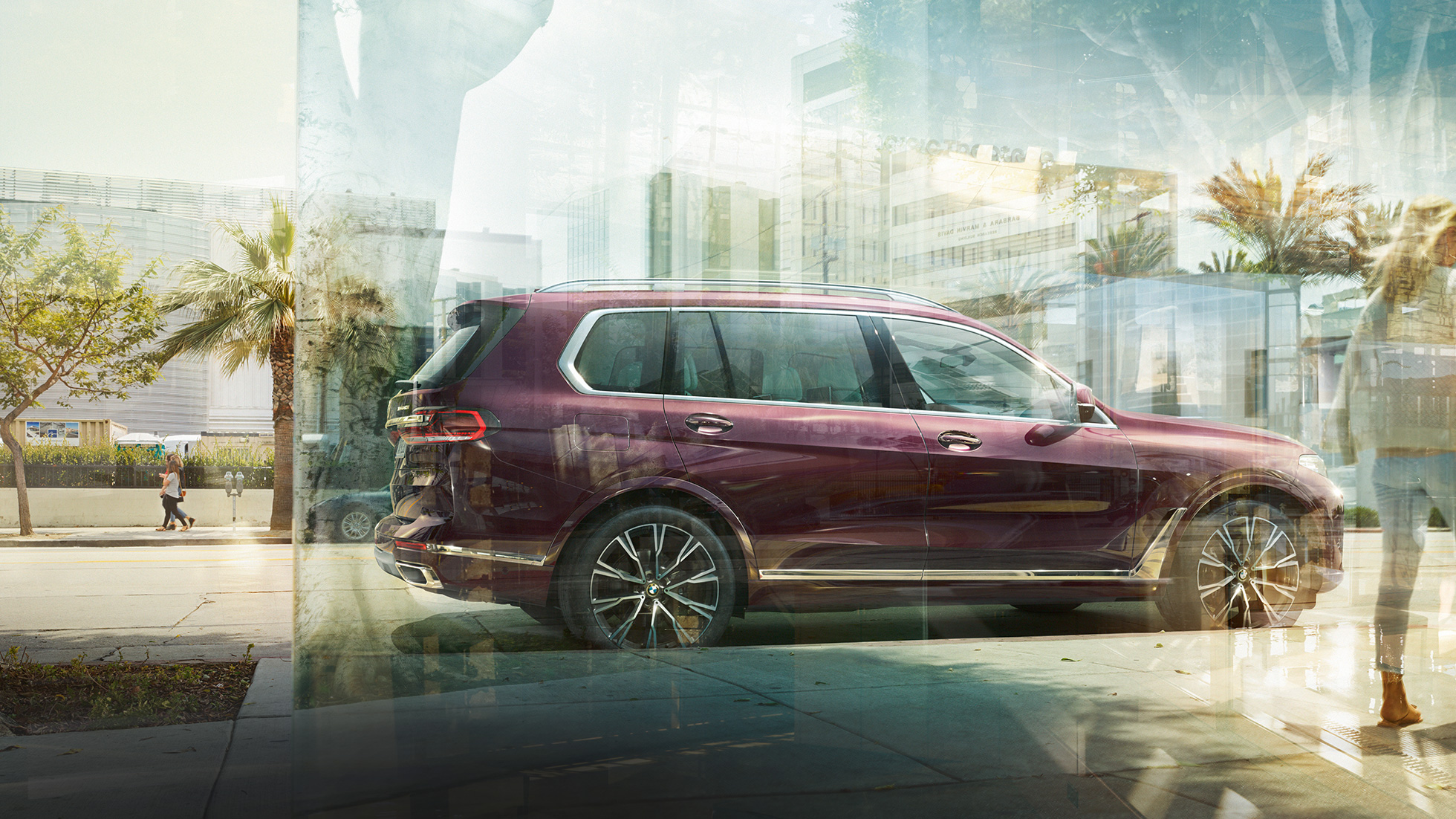 BMW Individual X7 40i xDrive, widok z boku Stojące BMW X7 w kolorze metalizowanego ametrynu, widok z boku