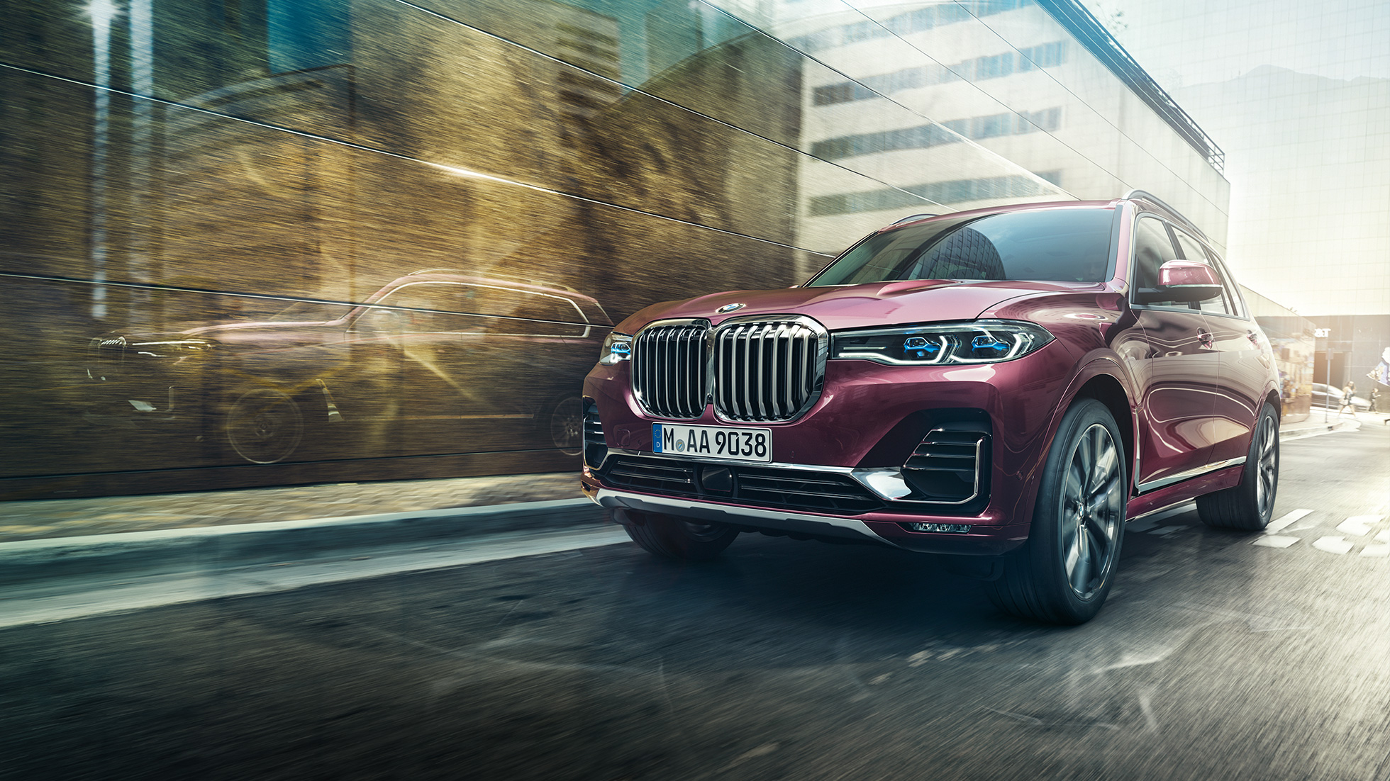 BMW Individual X7 40i xDrive, ujęcie przednie z półprofilu Jadące BMW X7 w metalicznym kolorze Ametrin w półprofilu z przodu