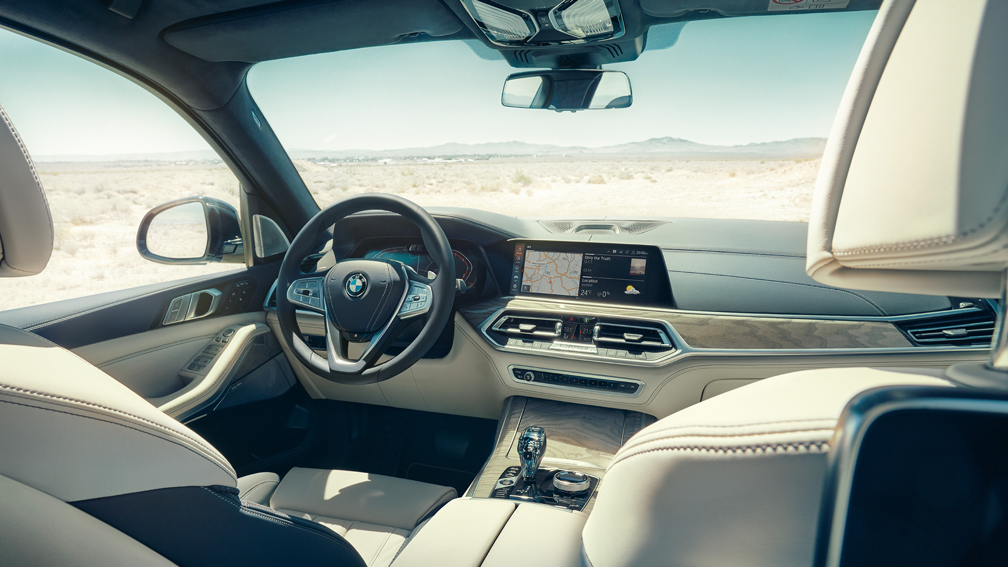 BMW Live Cockpit Professional BMW Live Cockpit Professional: widok z tyłu na pierwszy rząd foteli z kierownicą i zestawem wskaźników