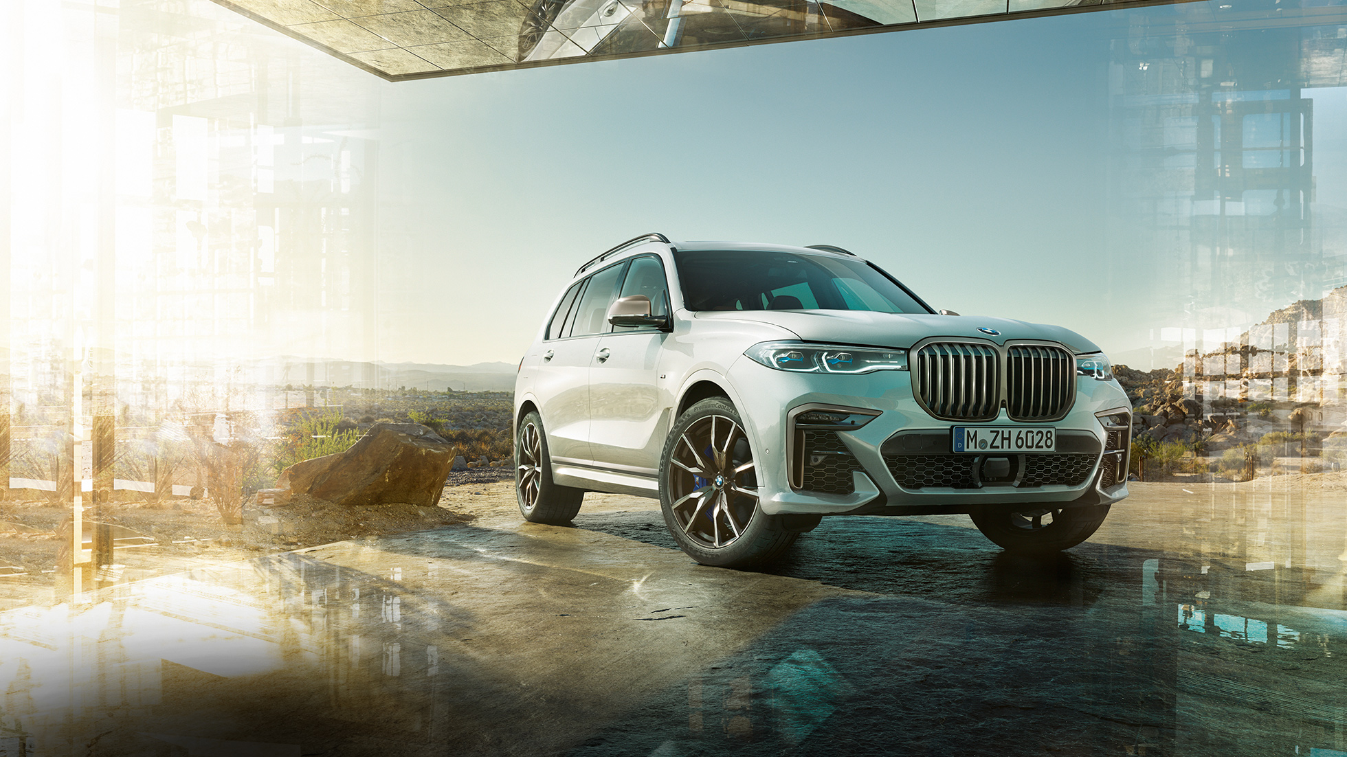 BMW X7 M50d, widok z półprofilu BMW X7 M50d: widok z półprofilu na stojące, białe BMW X7