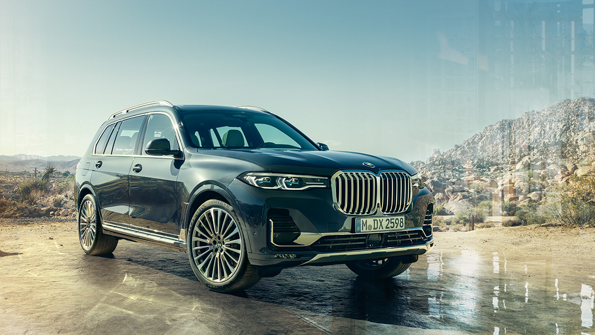 Wygląd zewnętrzny BMW X7, widok z półprofilu Wygląd zewnętrzny BMW X7: widok z półprofilu na tle pustyni