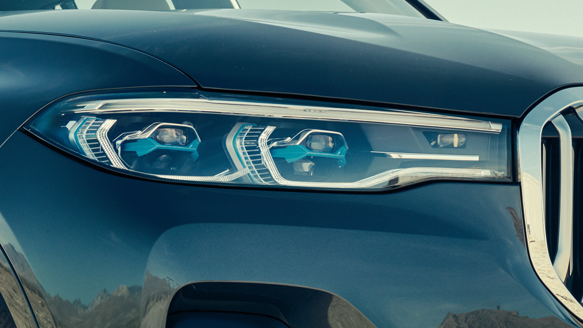 Światła laserowe BMW Światła laserowe BMW: zbliżenie przodu BMW X7, widok z półprofilu