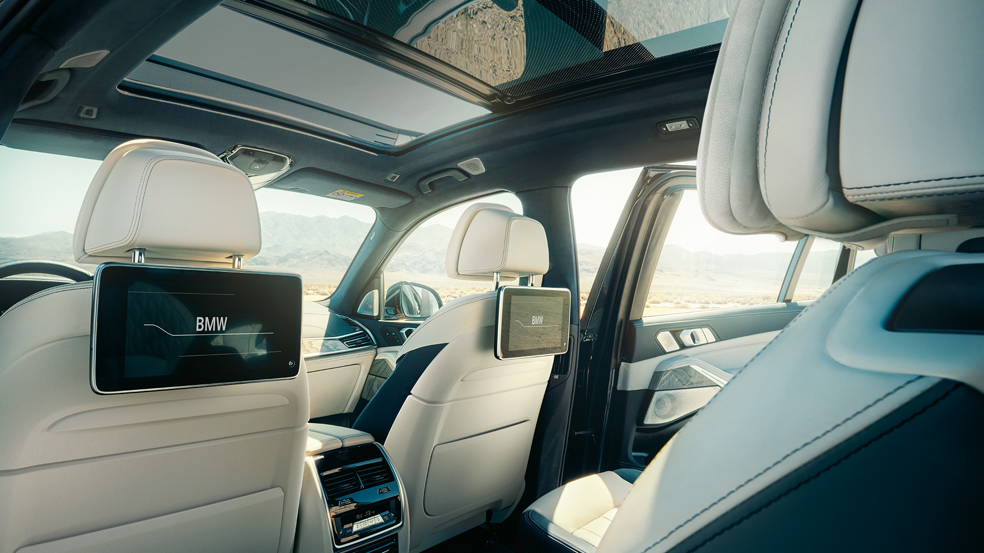 Wnętrze BMW X7 Wnętrze BMW X7: perspektywa z trzeciego rzędu foteli
