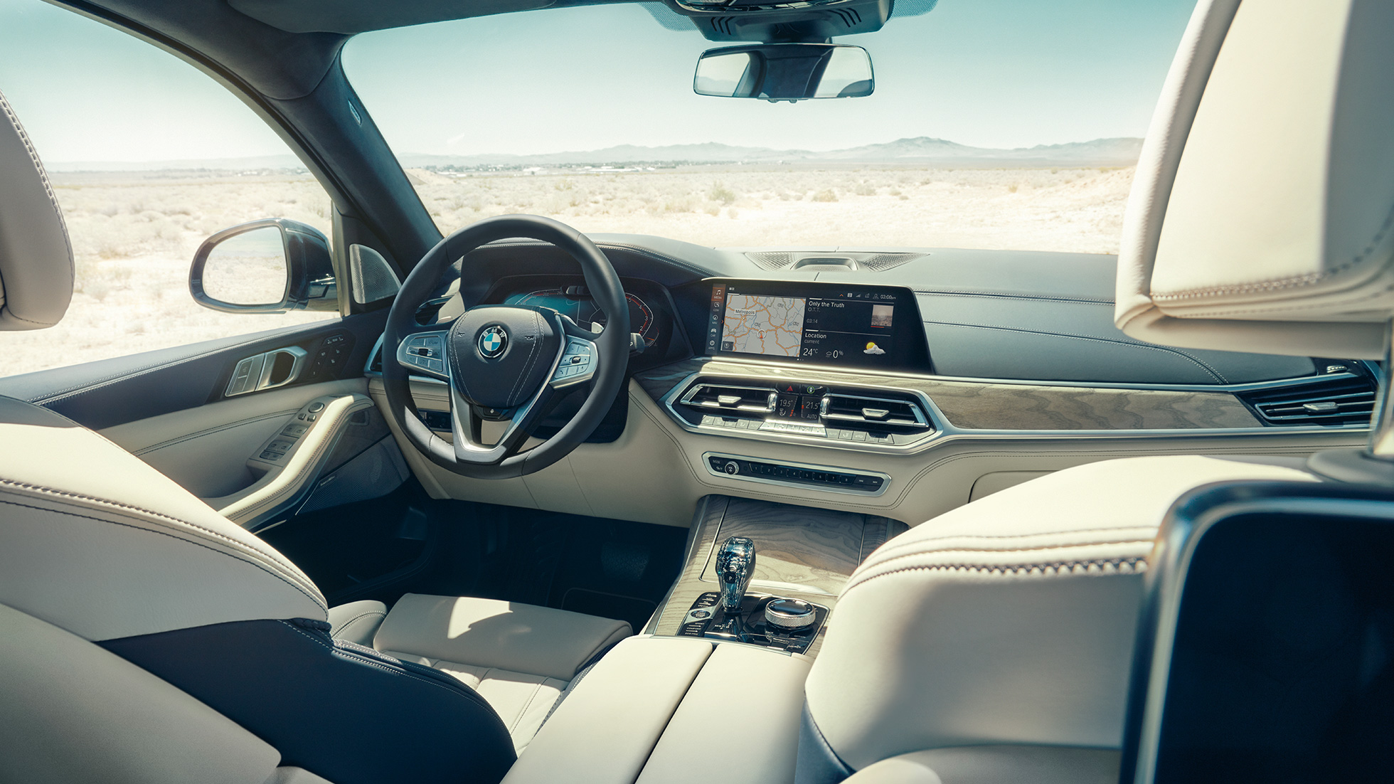 Kokpit BMW X7 Wnętrze BMW X7, kokpit ze sportową kierownicą skórzaną, G07 2019