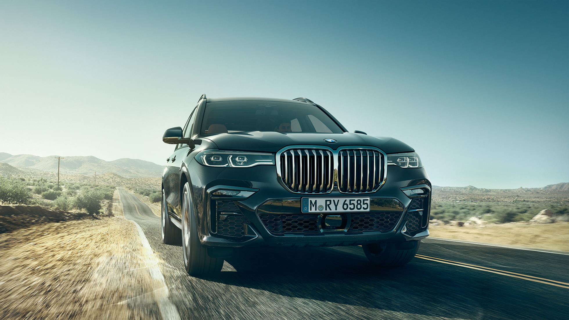 Przód BMW X7 BMW X7 w kolorze arktycznym szarym, wygląd zewnętrzny, przód z niskiej perspektywy, G07 2019