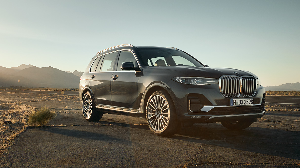 Executive Drive Pro Executive Drive Pro: BMW X7, widok z półprofilu, pustynia w tle