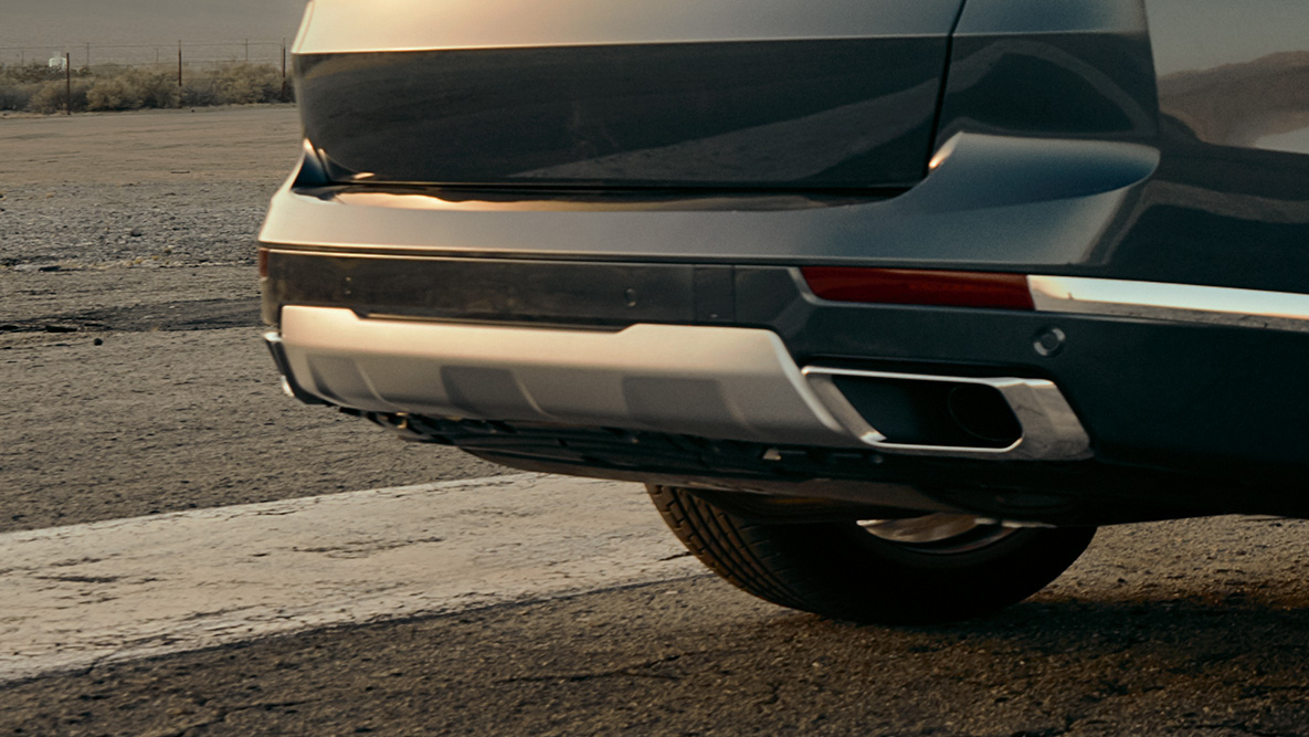 Sportowy układ wydechowy M Zbliżenie tyłu BMW X7 z fokusem na sportowy układ wydechowy M
