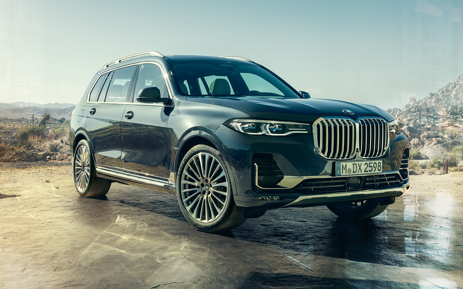 Wygląd zewnętrzny przedni półprofil BMW X7 G07 2019 BMW X7 G07 2019 wygląd zewnętrzny przedni półprofil na tle pustyni