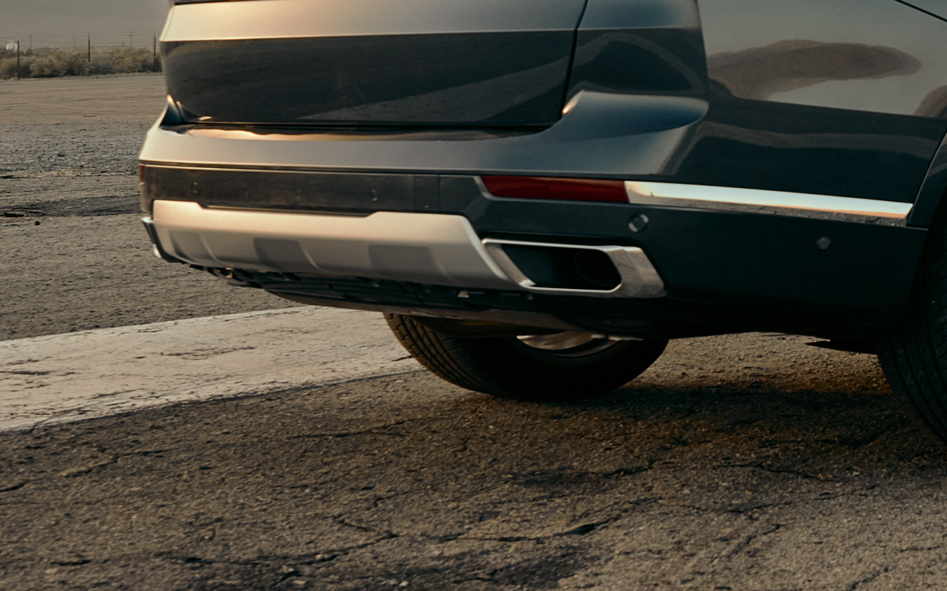 Sportowy układ wydechowy M BMW X7 G07 2019 zbliżenie tył Sportowy układ wydechowy M BMW X7 G07 2019 zbliżenie tył