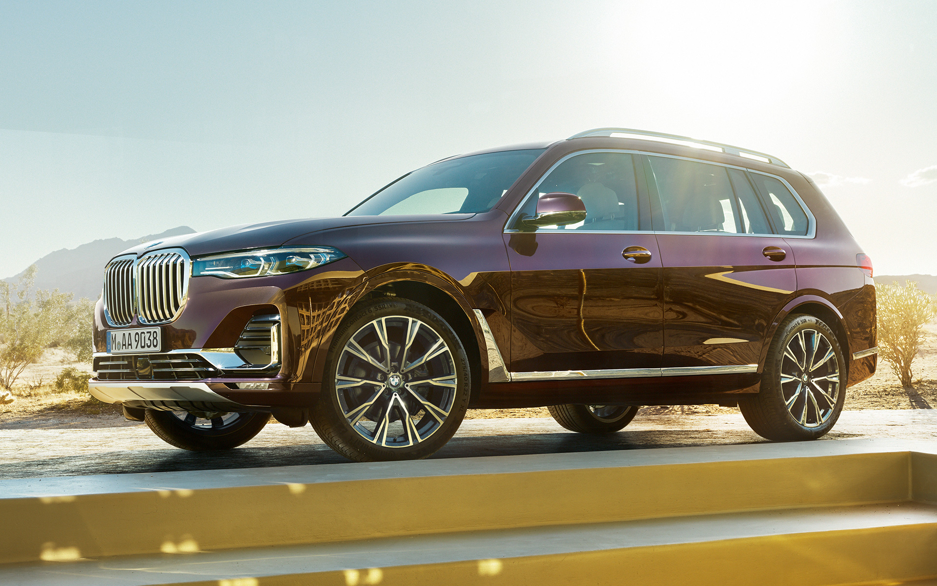 BMW X7 Individual xDrive40i G07 2018 ametryn metalizowany widok z boku podczas postoju na tle pustyni BMW X7 Individual xDrive40i G07 2018 ametryn metalizowany widok z boku podczas postoju na tle pustyni
