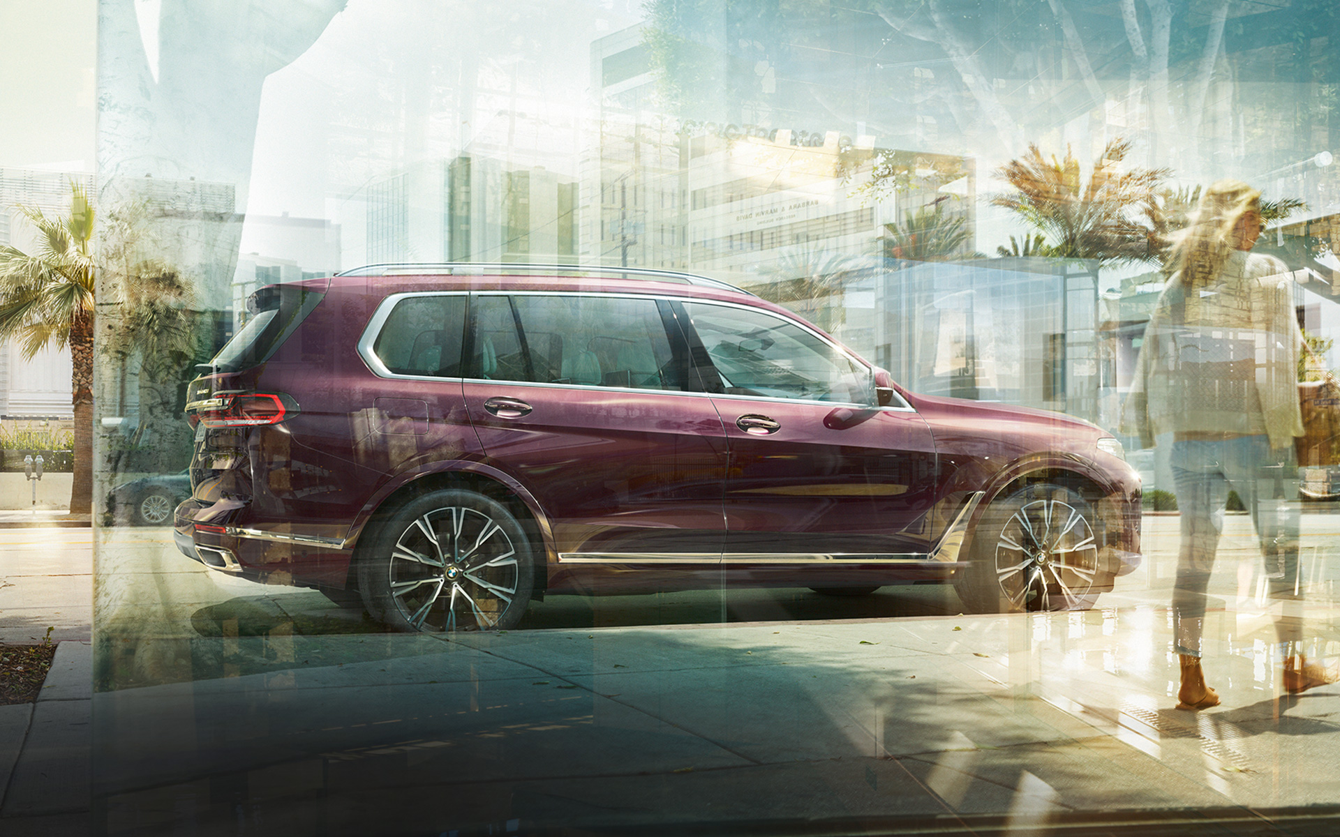 BMW X7 Individual xDrive40i G07 2018 ametryn metalizowany widok z boku podczas postoju na tle miasta BMW X7 Individual xDrive40i G07 2018 ametryn metalizowany widok z boku podczas postoju na tle miasta