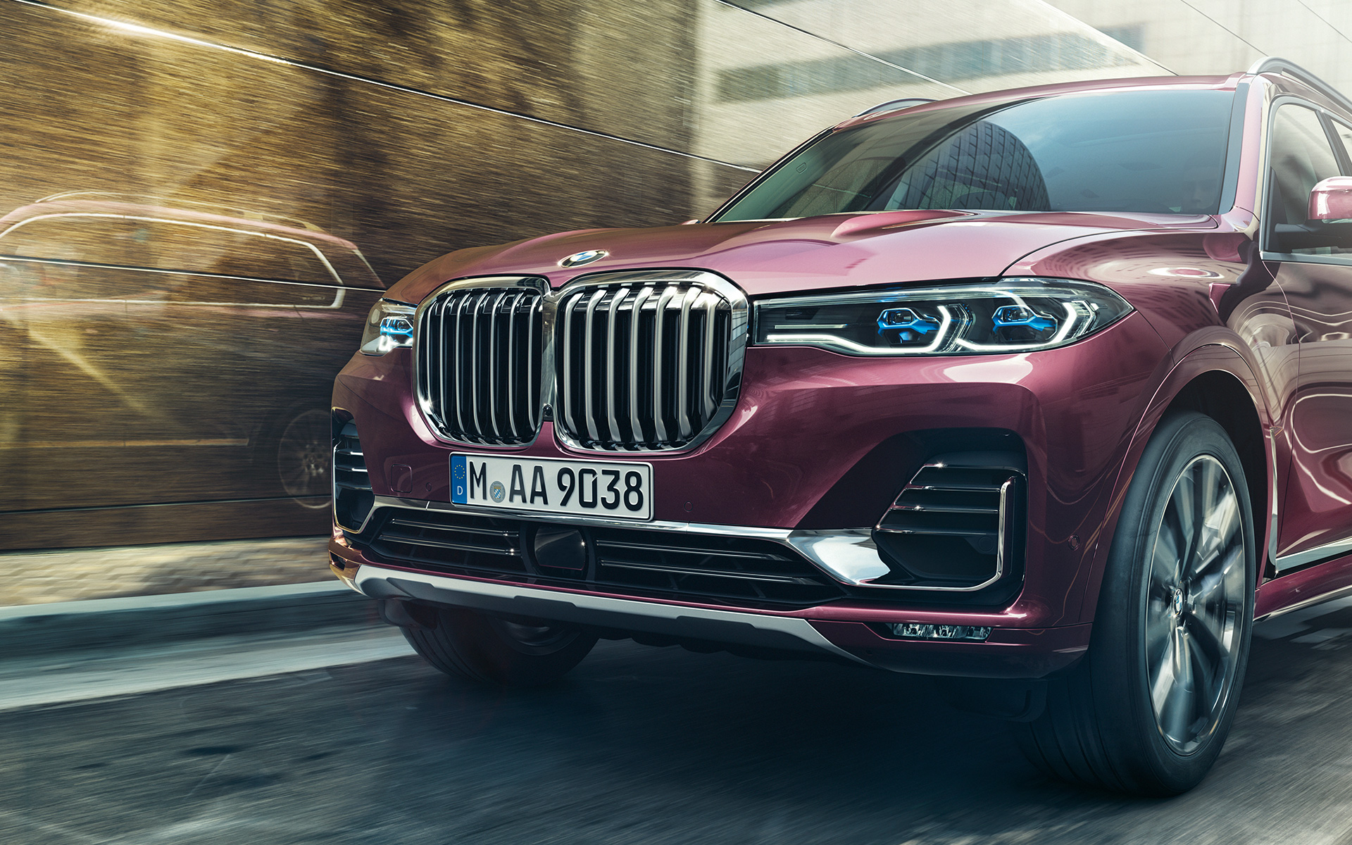 BMW X7 Individual xDrive40i G07 2018 ametryn metalizowany przedni półprofil podczas jazdy BMW X7 Individual xDrive40i G07 2018 ametryn metalizowany przedni półprofil podczas jazdy