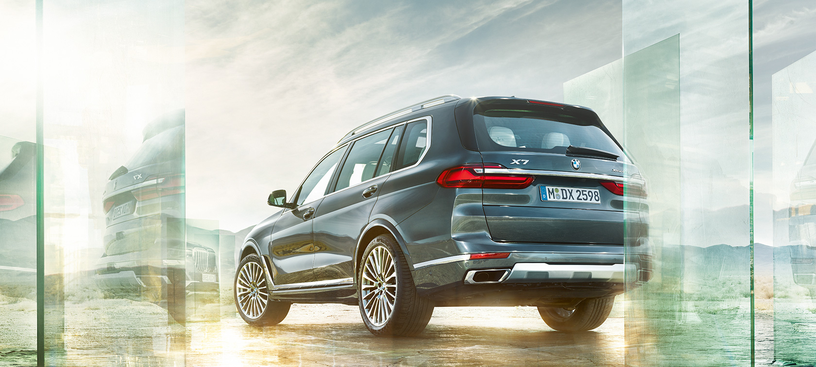 BMW X7 tylny półprofil podczas jazdy BMW X7 G07 2019 arktyczny szary tylny półprofil podczas jazdy