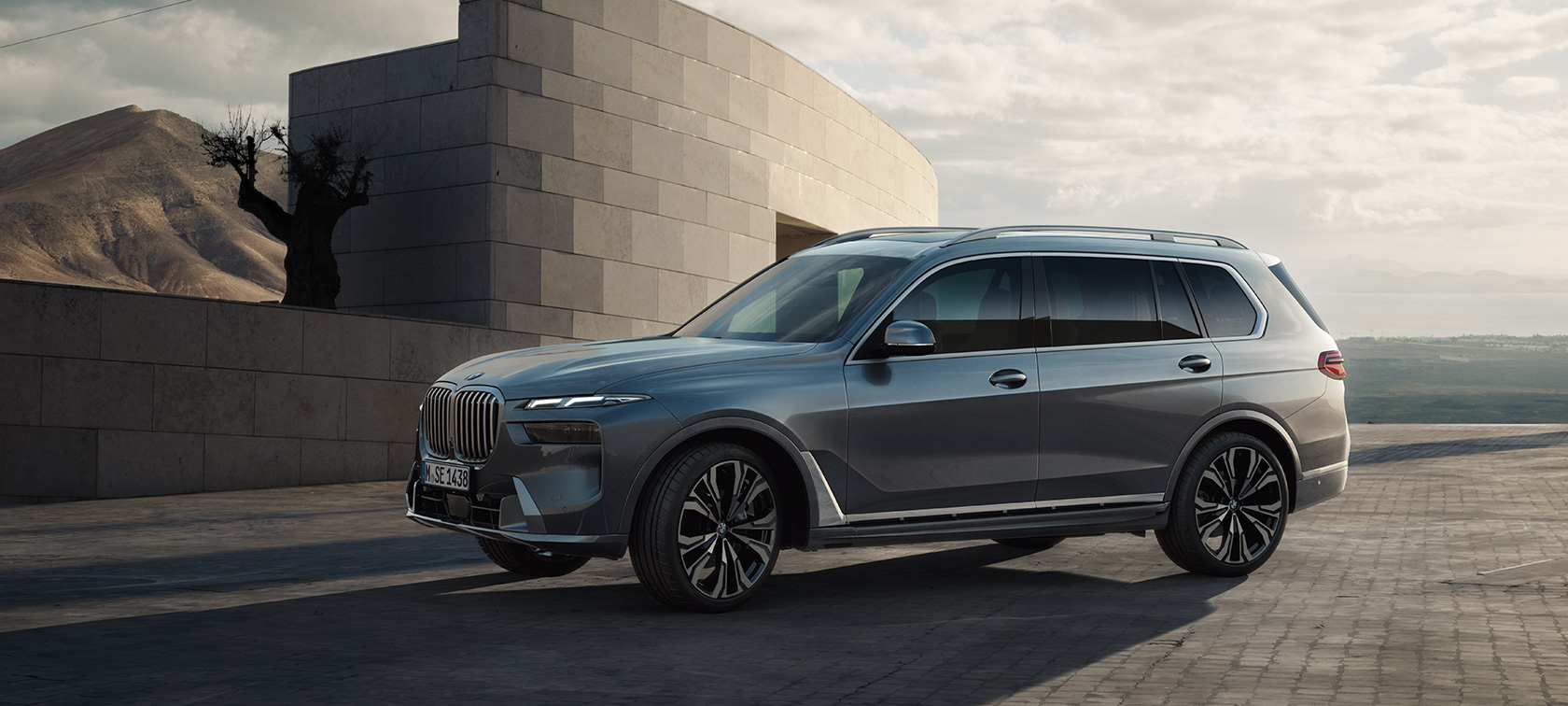 BMW X7 G07 LCI profil 7/8 połyskujący miedziany szary metalizowany film BMW X7 G07 LCI profil 7/8 podczas postoju połyskujący miedziany szary metalizowany film