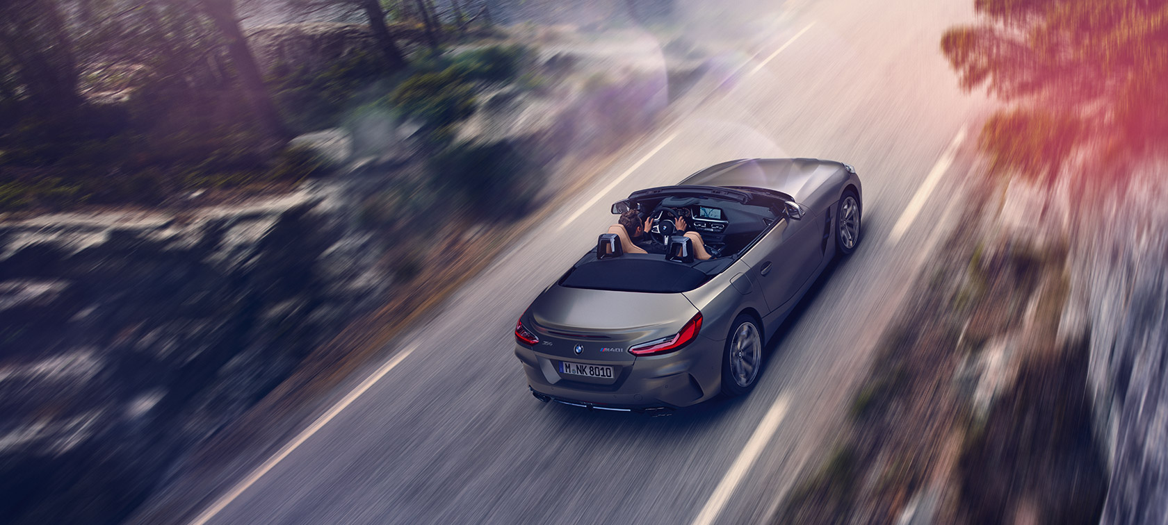 Widok z lotu ptaka szarego BMW Z4 Roadster Widok z lotu ptaka szarego BMW Z4 Roadster w ruchu