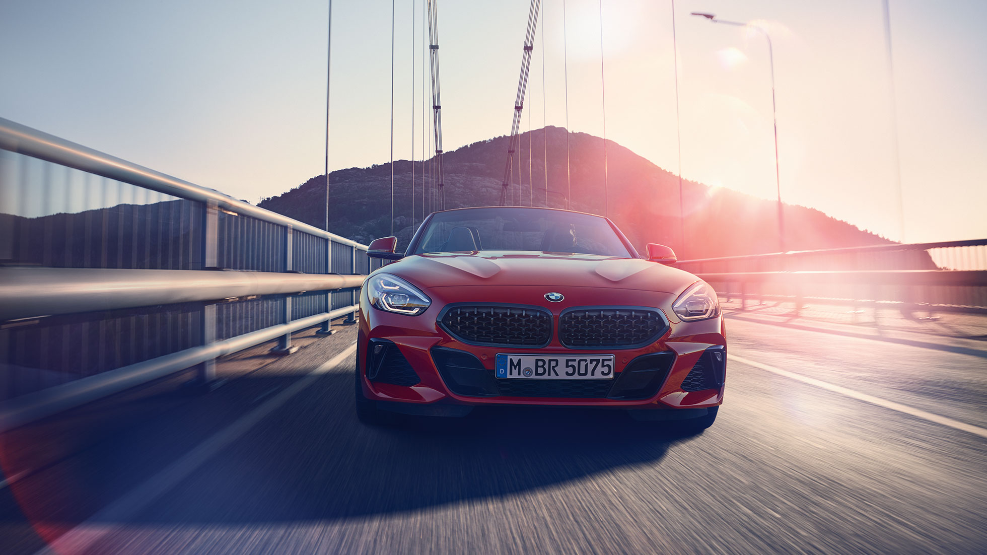 BMW Z4 Roadster na moście Ujęcie z przodu BMW Z4 Roadster na moście