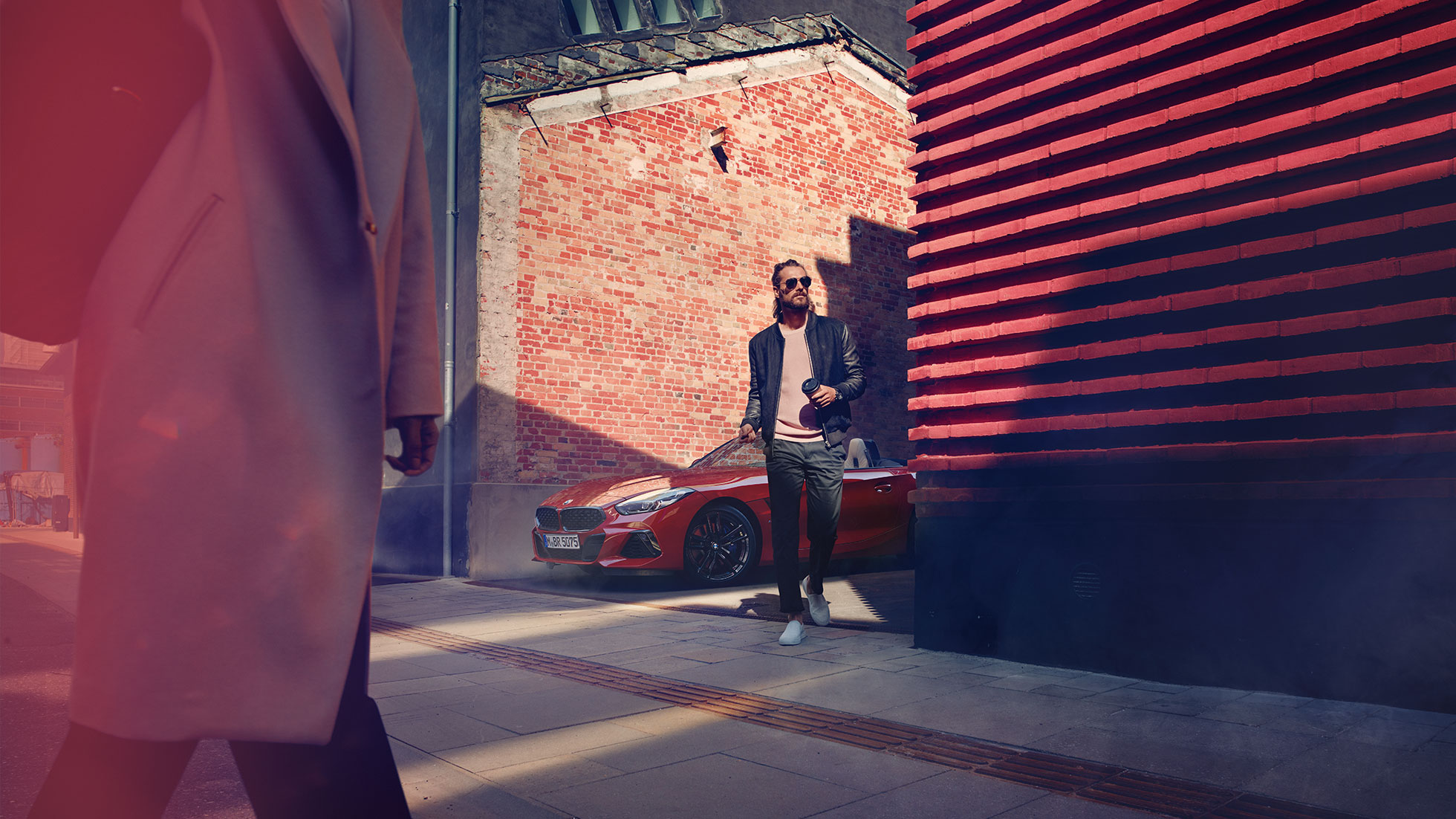 BMW Z4 Roadster w bocznej uliczce Mężczyzna w bocznej uliczce przed BMW Z4 Roadster