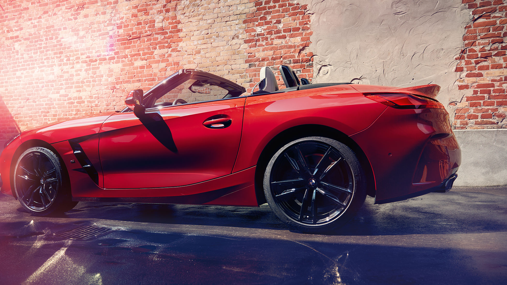 Boczne ujęcie BMW Z4 Roadster Ujęcie z boku BMW Z4 Roadster przed ceglaną ścianą