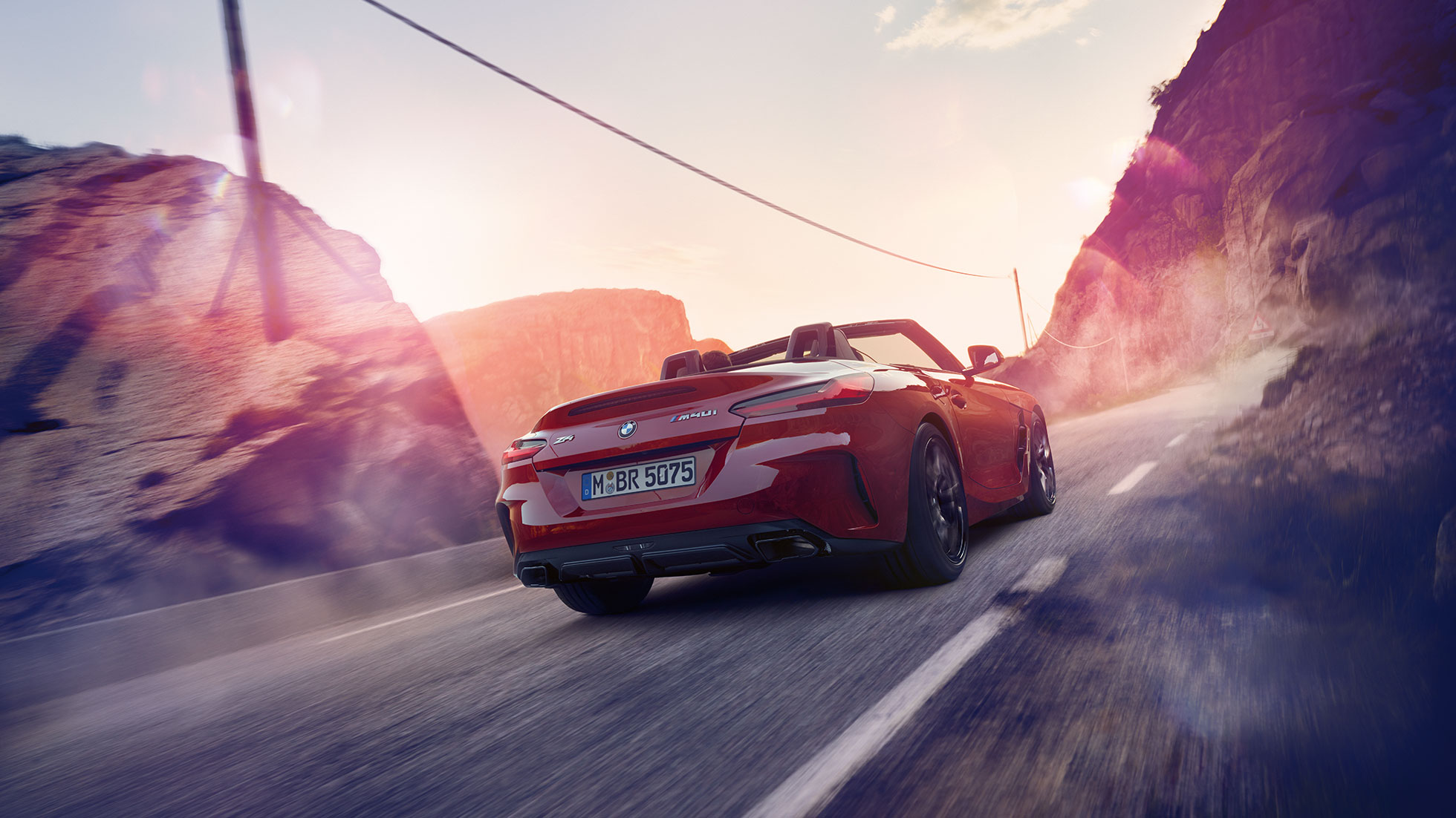 Ujęcie z tyłu BMW Z4 Roadster Ujęcie z tyłu BMW Z4 Roadster na wiejskiej drodze