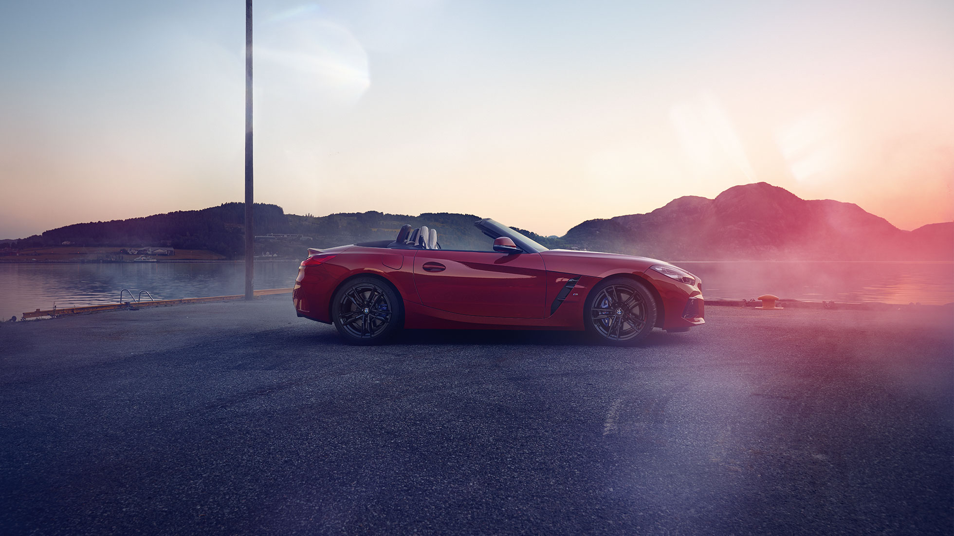 Boczne ujęcie BMW Z4 Roadster Boczne ujęcie BMW Z4 Roadster na tle górskiego widoku.