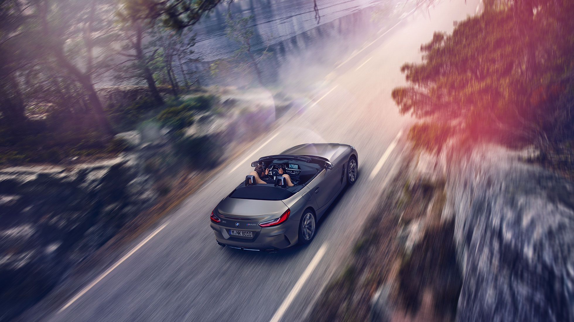 BMW Z4 Roadster widziany z góry Szary BMW Z4 Roadster w ruchu widziany z góry