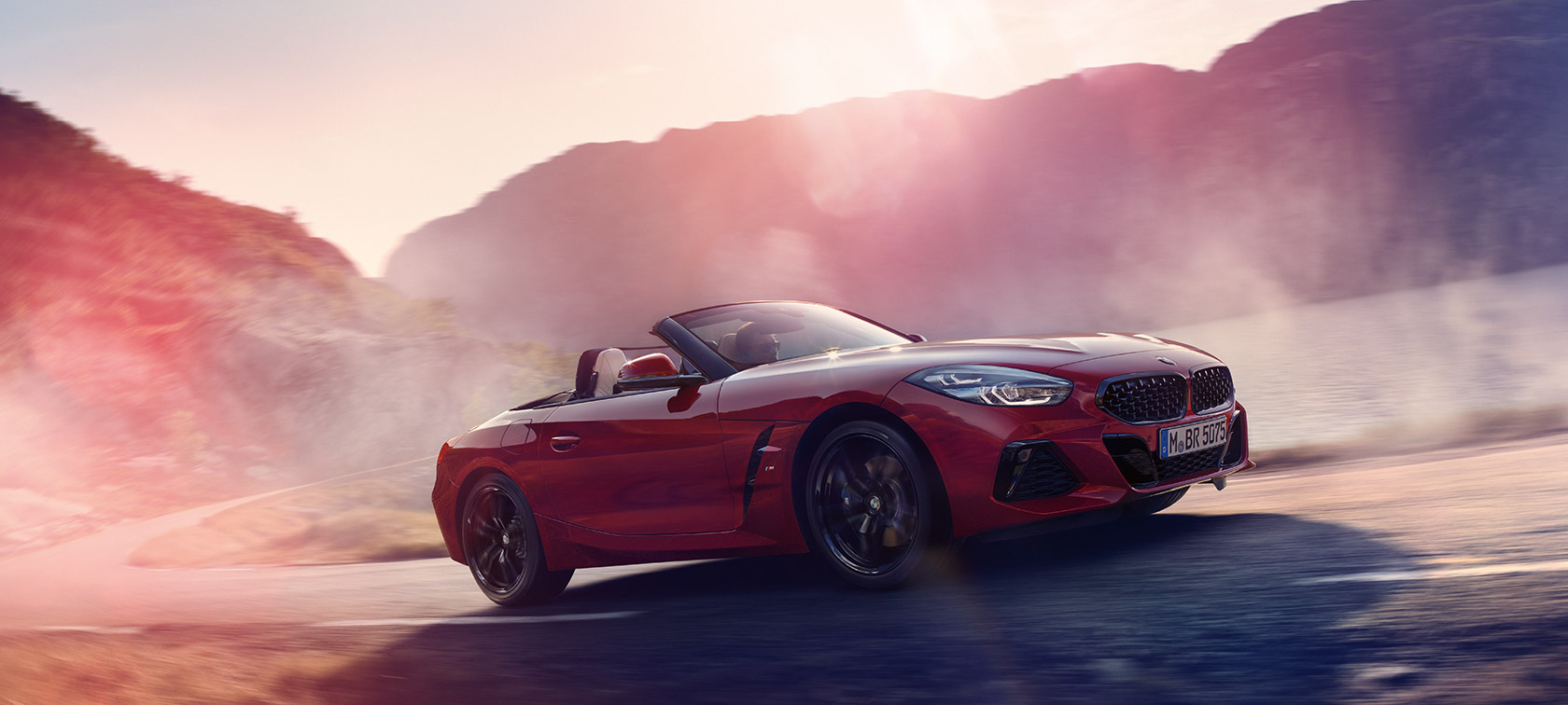 BMW Z4 Roadster w ruchu BMW Z4 Roadster wjeżdża na wzgórze
