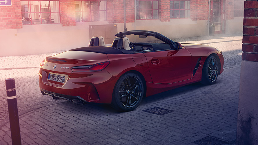 BMW Z4 Roadster (G29) widok z boku na ulicy BMW Z4 Roadster (G29) widok z boku na ulicy