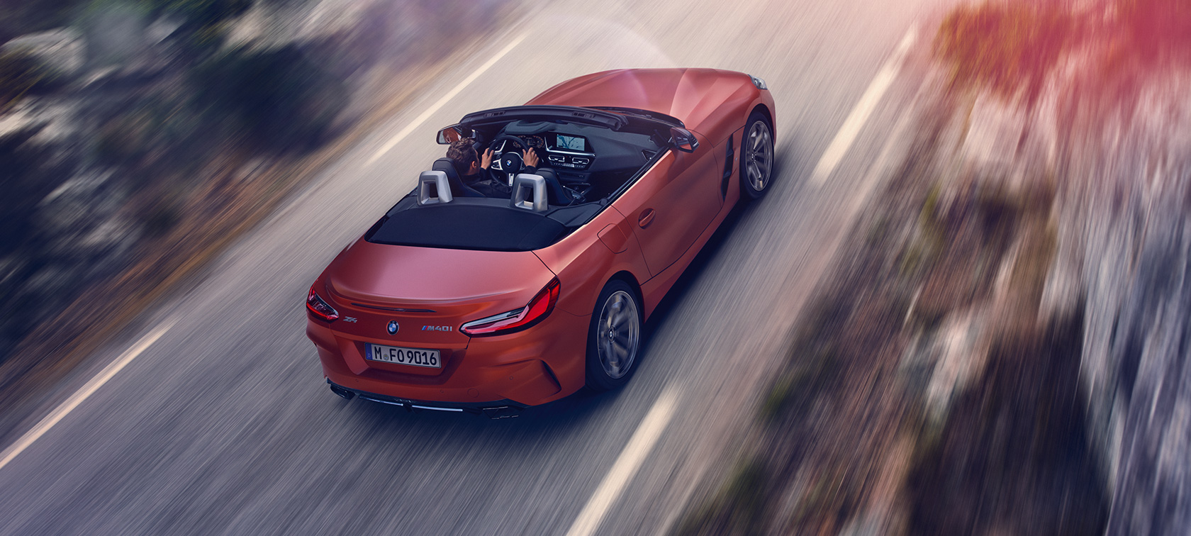 BMW Z4 Roadster (G29) tylny półprofil widok z góry podczas jazdy BMW Z4 Roadster (G29) tylny półprofil widok z góry podczas jazdy