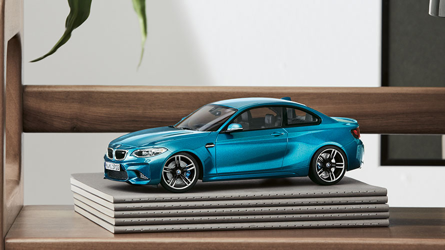Miniatura BMW M2. Miniatura BMW M2 w autentycznym lakierze z kolekcji BMW Miniatures.