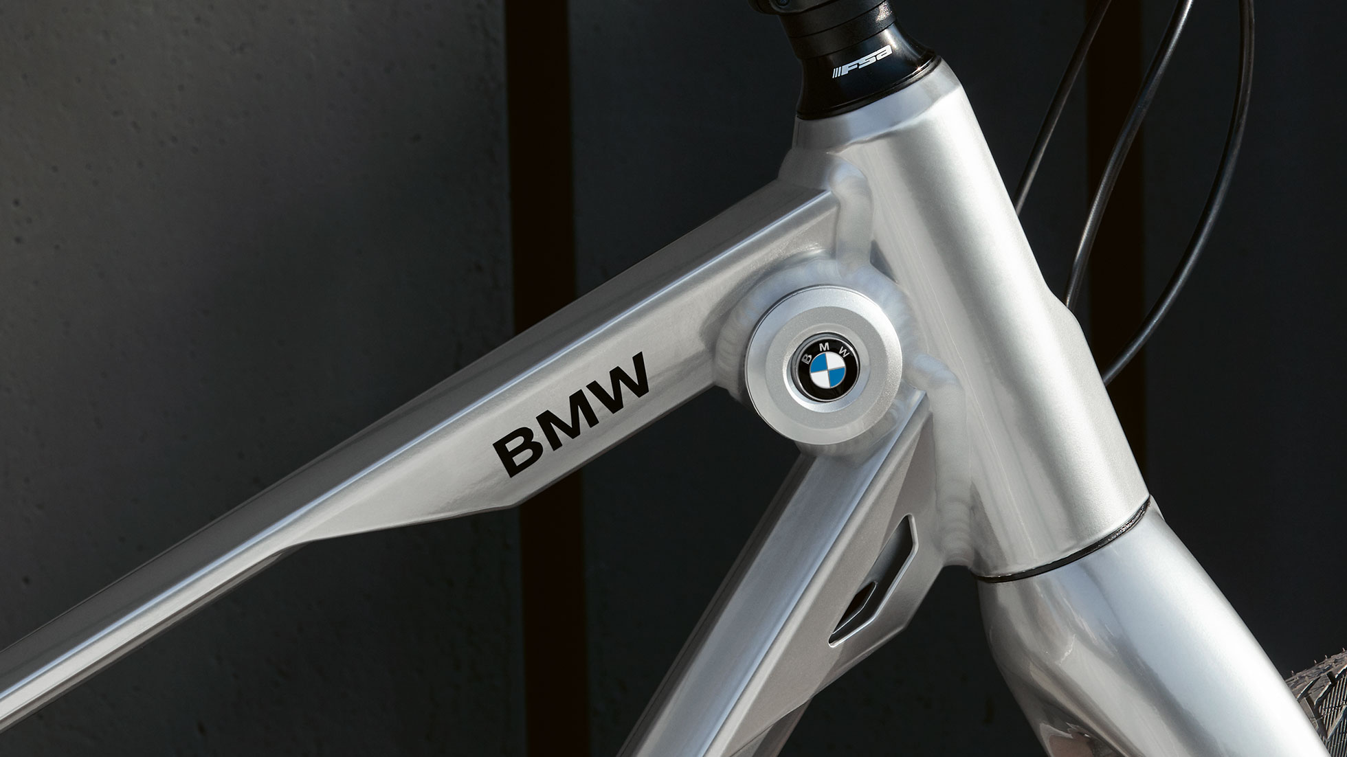 Rower BMW Cruise bike. Zdjęcie przedstawia rower BMW Cruise Bike. Na przedniej części ramy dobrze widoczne jest logo BMW oraz znak słowny BMW.