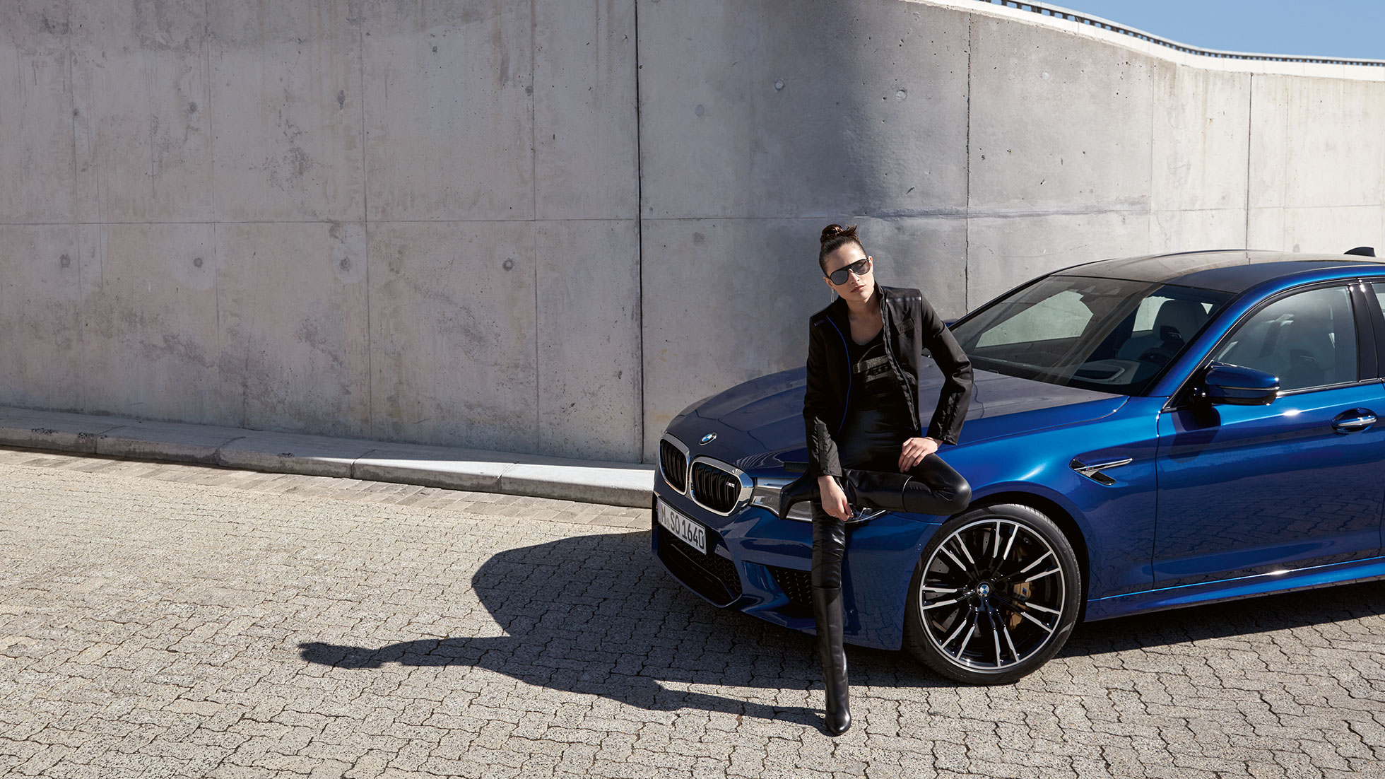 Kolekcja BMW M. Pokazana jest młoda kobieta nosząca damską kurtkę BMW M.