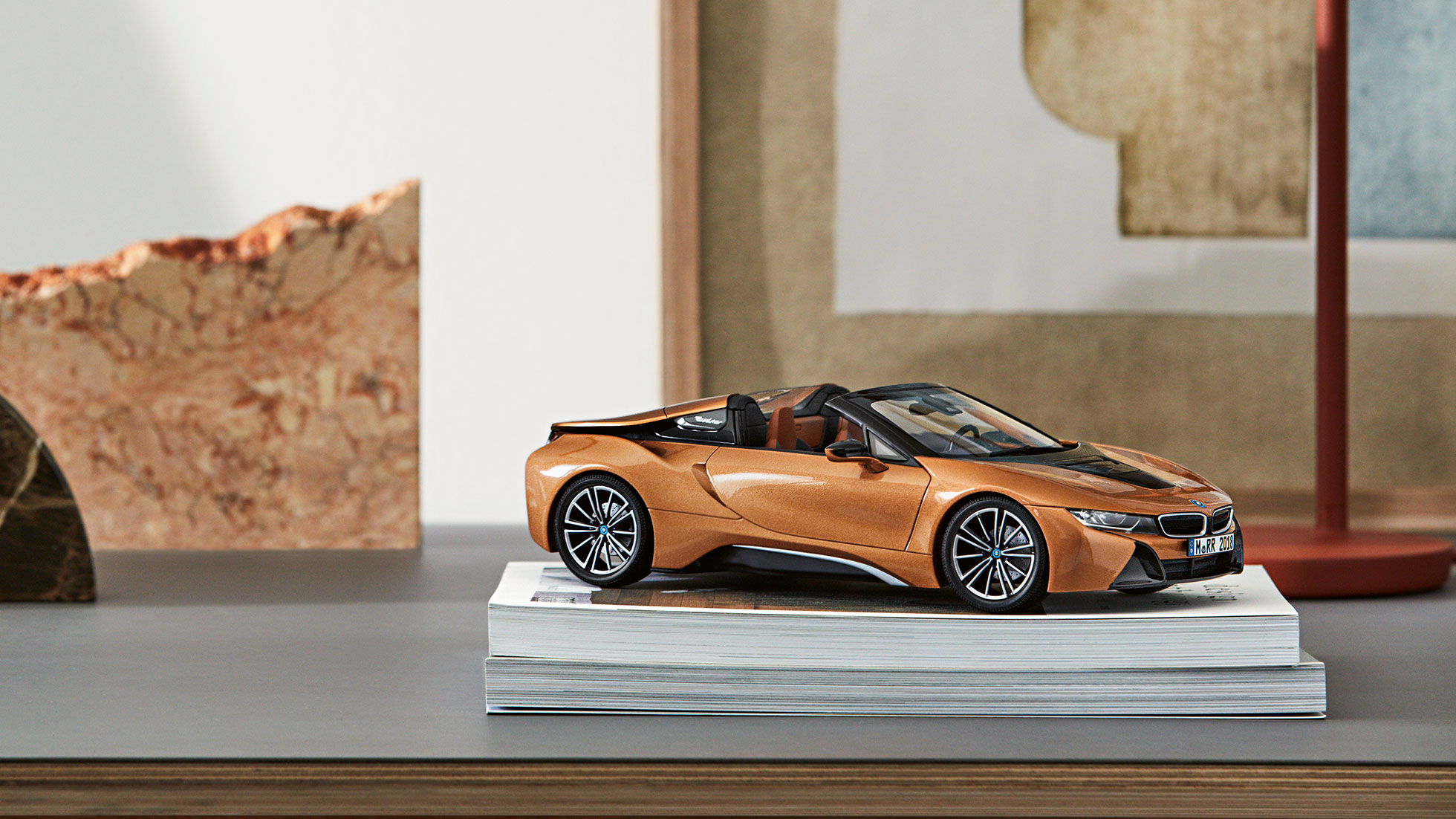 Miniaturowe BMW. Zdjęcie przedstawia miniaturowy BMW i8 Roadster.