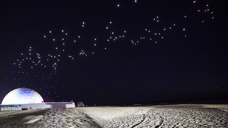 Duo Studio Drift, Drone Performance Duo Studio Drift: Iluminacja dronów nad plażą nocą