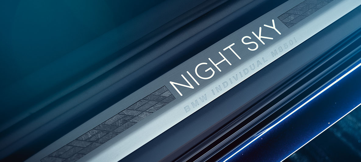 BMW Individual M850i NIGHT SKY, NIGHT SKY progi drzwiowe Progi drzwiowe BMW Individual NIGHT SKY w mozaikowej stylistyce - zbliżenie