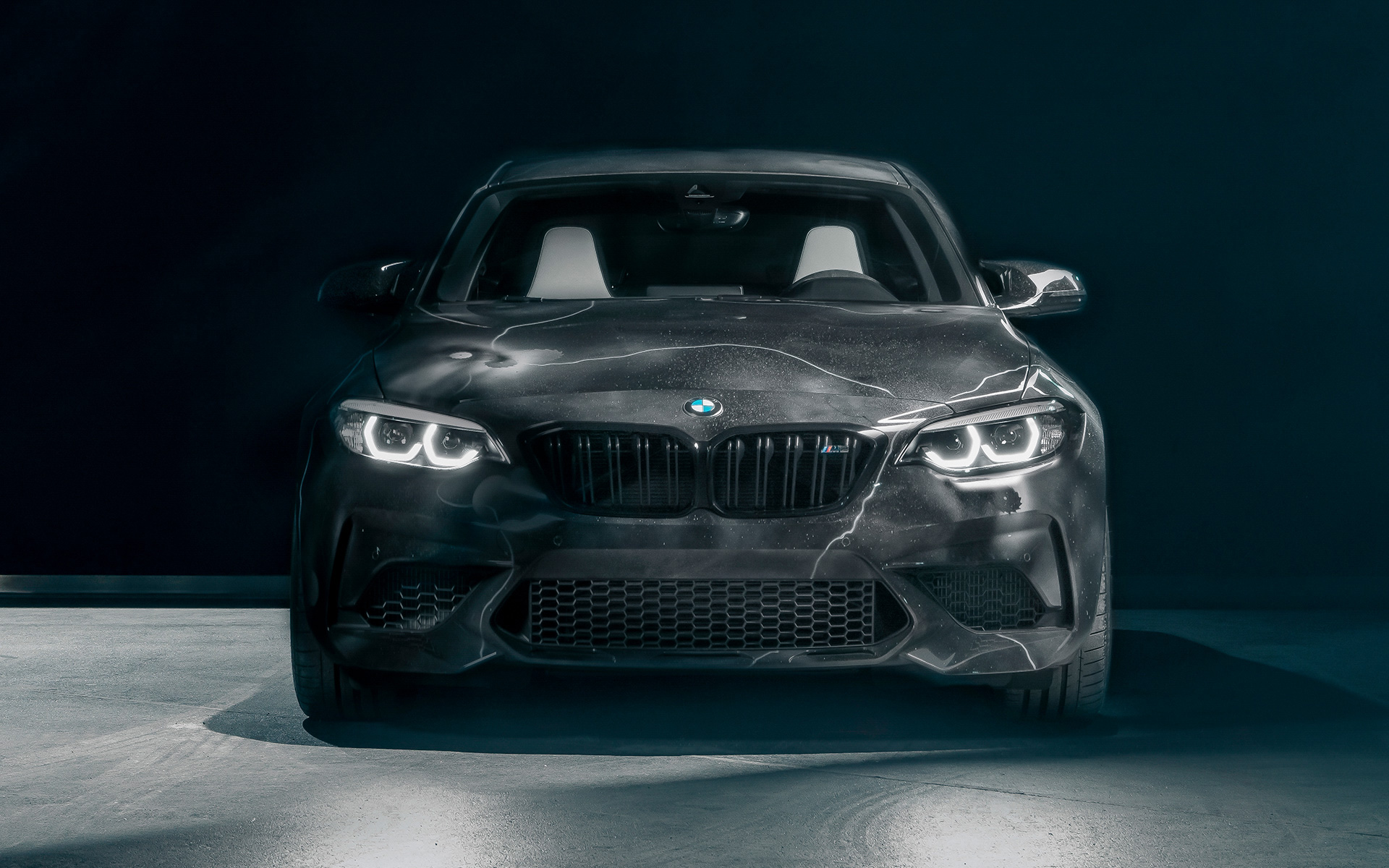 BMW M2 Edition designed by FUTURA 2000 F87 2020 widok z przodu BMW M2 Edition designed by FUTURA 2000 F87 2020 widok z przodu na czarnym tle