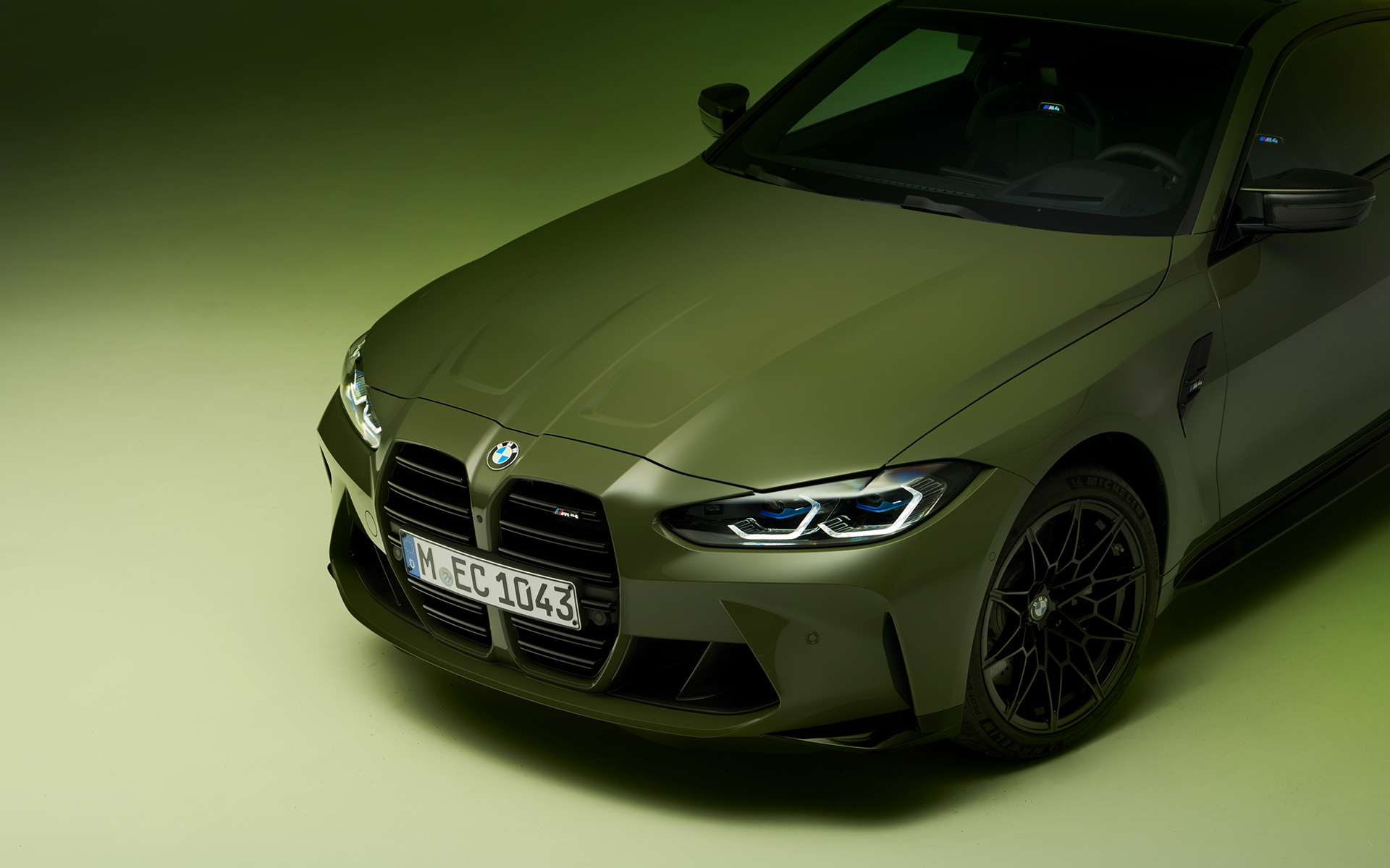 BMW M4 Competition Coupé G82 2021 Urban Green BMW Individual przedni półprofil BMW M4 Competition Coupé G82 2021 Urban Green BMW Individual przedni półprofil z góry z ukosa