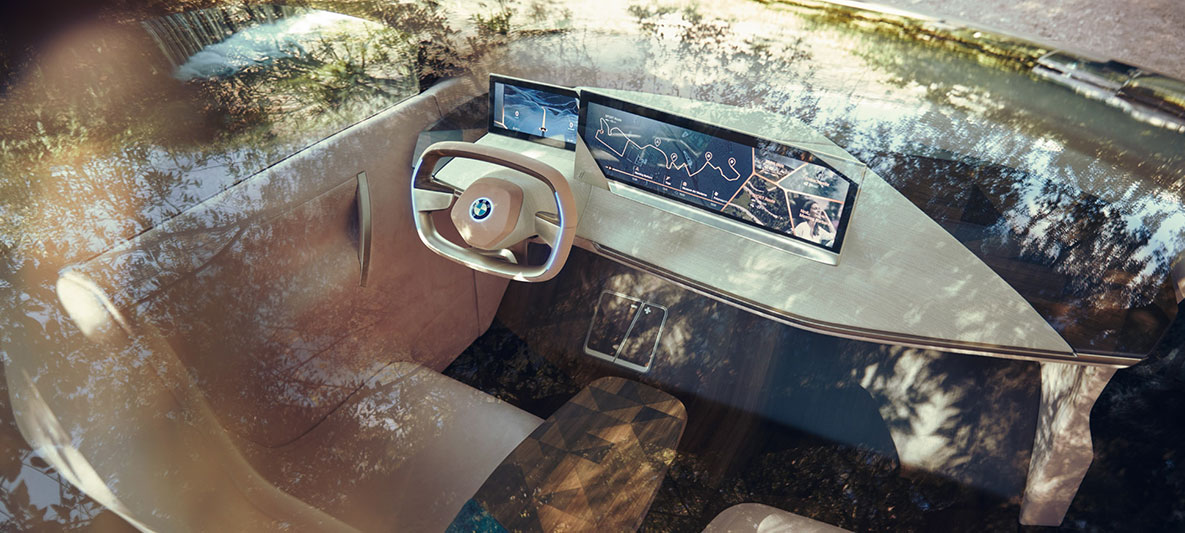 Kokpit BMW Vision iNEXT Cockpit of the BMW Vision iNEXT, view through the panorama roof