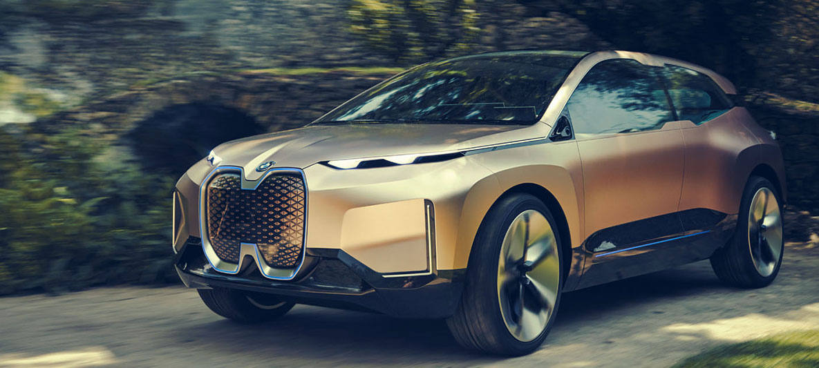 Przedni półprofil BMW Vision iNEXT Three-quarter-front shot of the BMW Vision iNEXT in front of wall