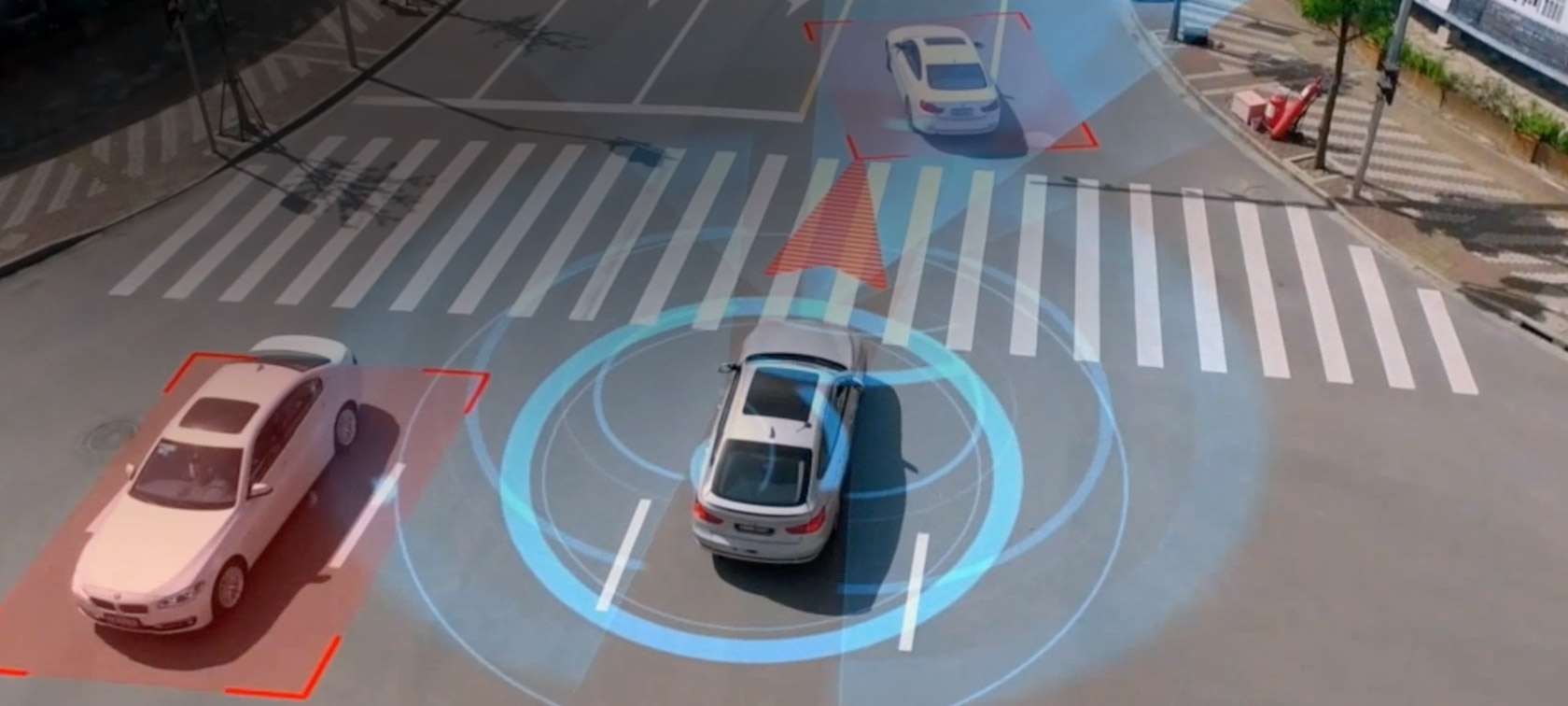Personal CoPilot BMW: Autonomiczna jazda zmieni nasze życie Trzy BMW są oprawione przez wirtualną grafikę, która identyfikuje ich pozycję i kierunek jazdy.