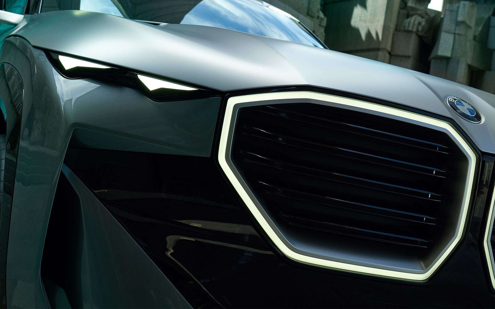 BMW Concept XM (G09) widok z przodu podczas postoju zbliżenie na atrapę chłodnicy BMW Concept XM (G09) widok z przodu podczas postoju zbliżenie na atrapę chłodnicy