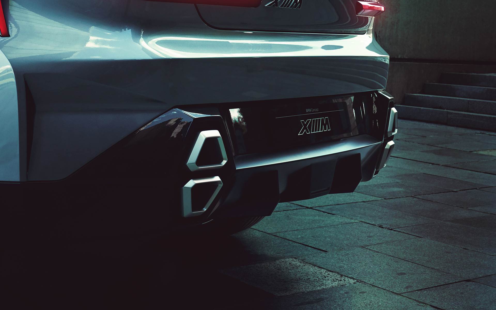 BMW Concept XM (G09) tylny półprofil podczas postoju zbliżenie na końcówki rur wydechowych BMW Concept XM (G09) tylny półprofil podczas postoju zbliżenie na końcówki rur wydechowych