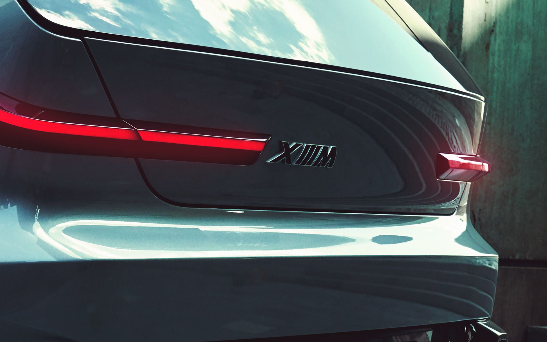 BMW Concept XM (G09) tylny półprofil podczas postoju zbliżenie na logo XM BMW Concept XM (G09) tylny półprofil podczas postoju zbliżenie na logo XM