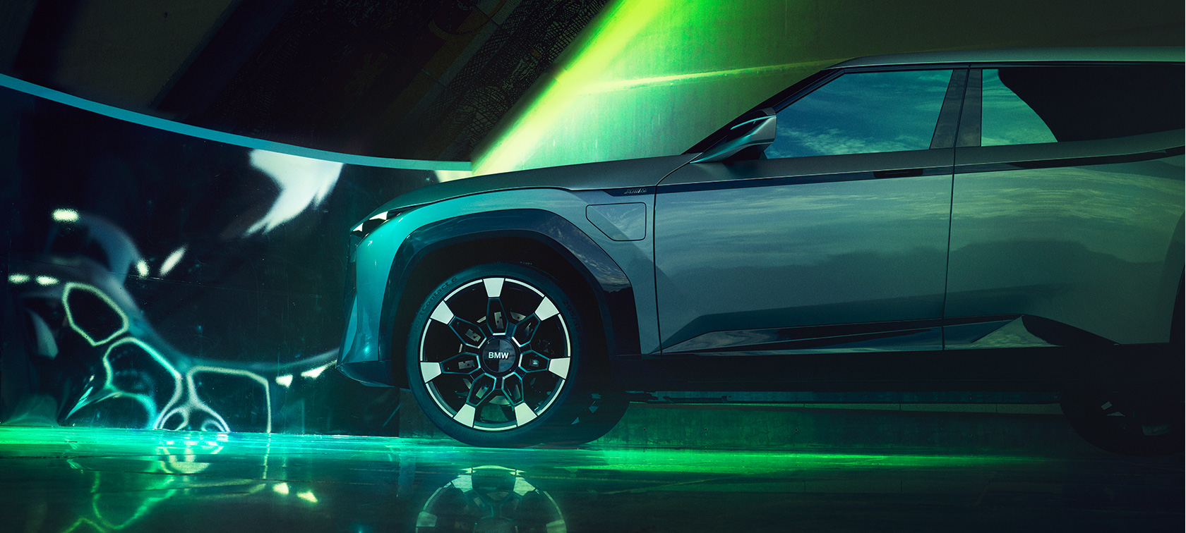 BMW Concept XM (G09) widok z boku podczas postoju BMW Concept XM (G09) widok z boku podczas postoju