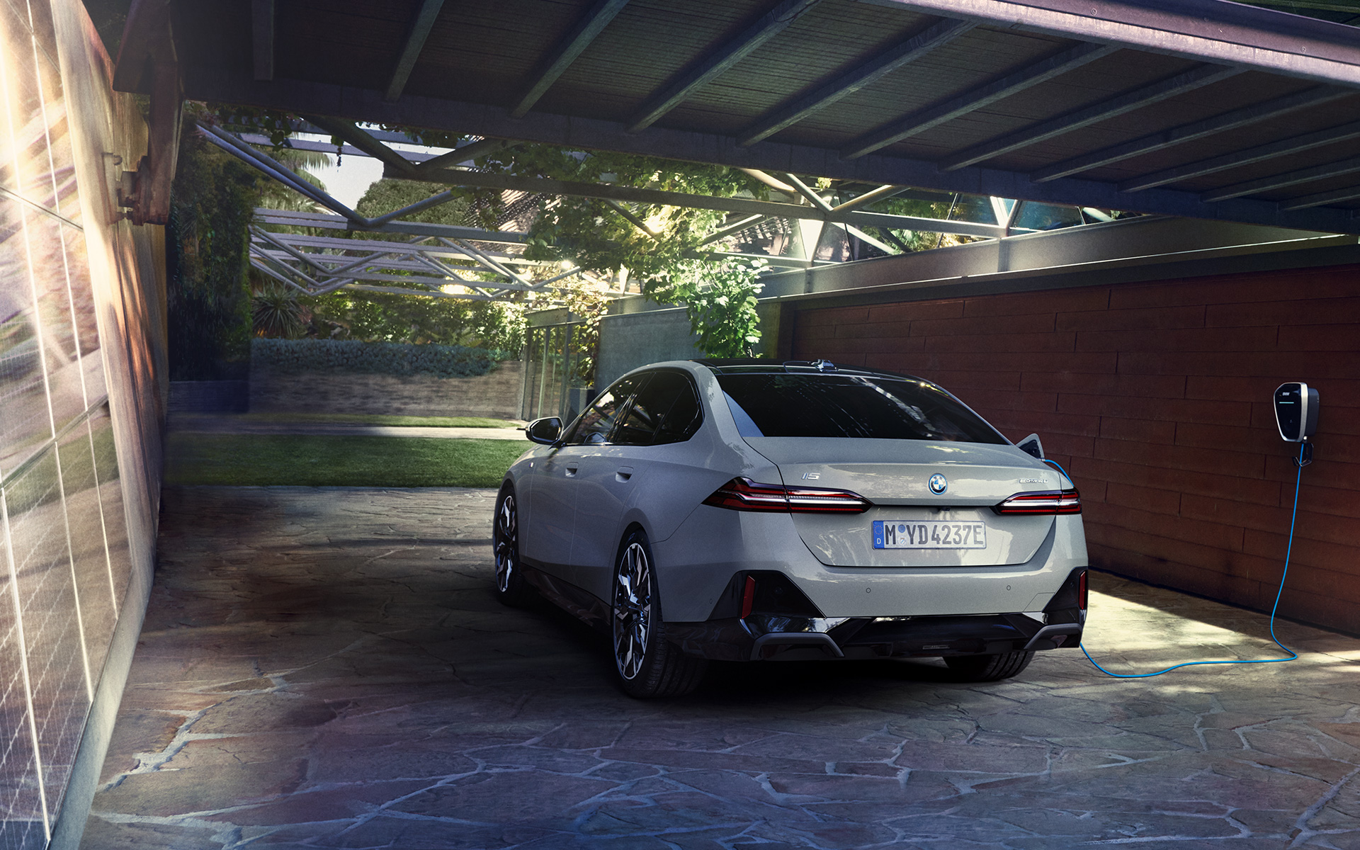 Ładowanie z fotowoltaiki w domu BMW i5 eDrive40 G60 tylny półprofil