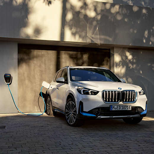 BMW iX1 U11 BEV podczas ładowania na tle garażu