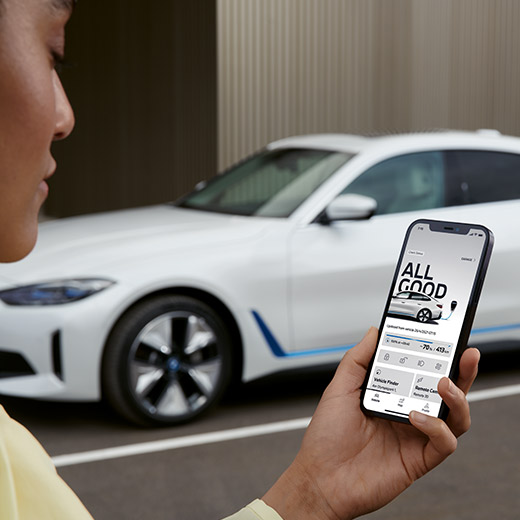 Connected Charging w aplikacji My BMW BMW i4 G26 z osobą na pierwszym planie